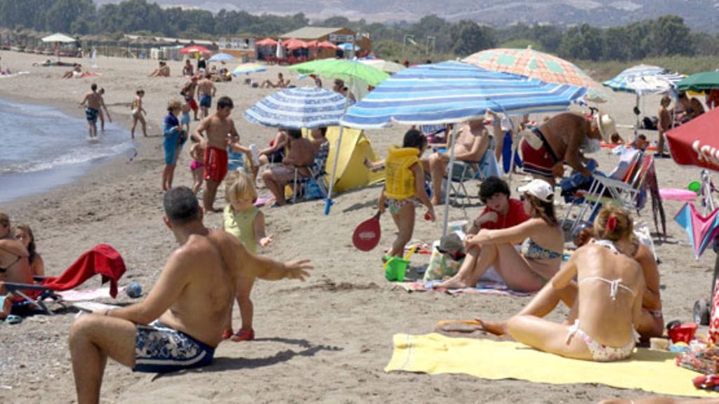 Turisteja Välimeren rannalla Espanjassa.