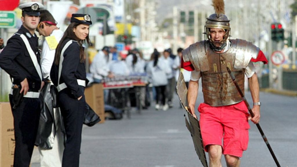 Kreikkalaiseksi sotilaaksi pukeutunut juoksija Ateenassa 2009. (EPA)