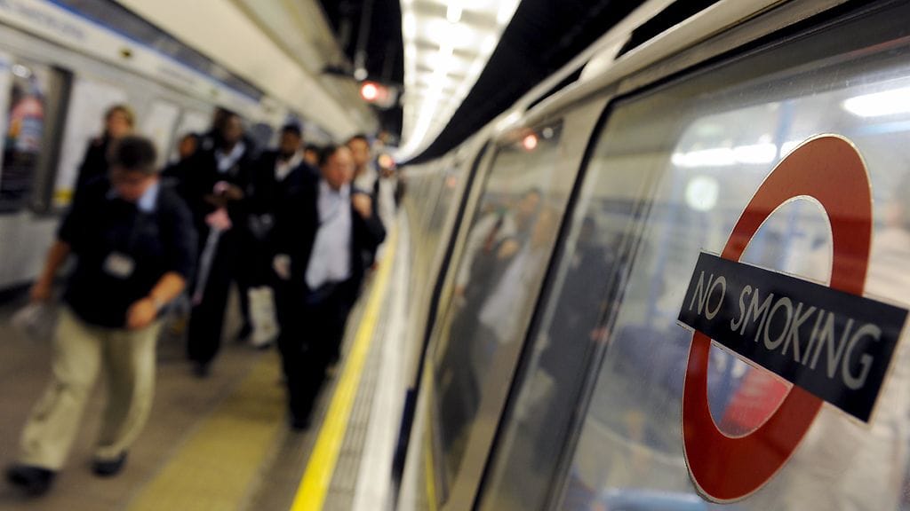 Lontoolaisella metroasemalla lauantaina puukottanutta epäillään Isis-yhteyksistä.