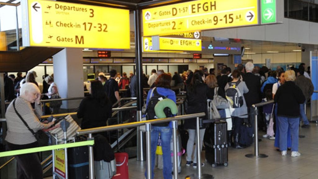 Matkustajat jonottavat vaihtaakseen lentolippunsa Amsterdam Schipholin lentokentällä Amsterdamissa 15. huhtikuuta 2010.