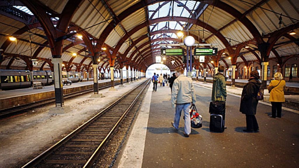 Esimerkiksi Tukholman ja Göteborgin välinen junaliikenne on pysähdyksissä näillä näkymin pitkälle iltapäivään asti.