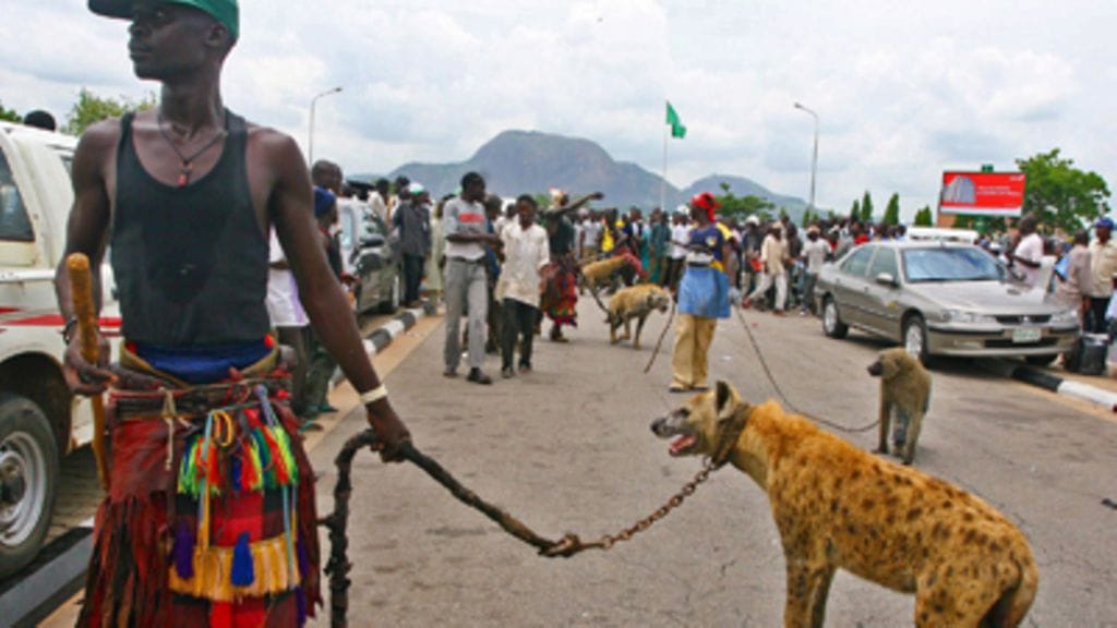 Katutaiteilija Nigerian pääkaupungissa Abujassa.
