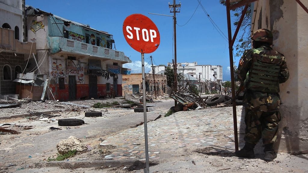 Afrikan unionin rauhanturvaaja Mogadishussa vuonna 2011. Kaupunki on useiden vuosien sisällissodan raunioittama.