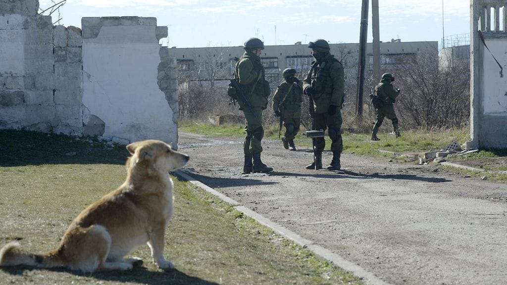 Venäläiset tunnuksettomat joukot piirittivät ukrainalaista varuskuntaa Perevalnojen kylässä Krimin niemimaalla Ukrainassa maanantaina 17. maaliskuuta 2014.