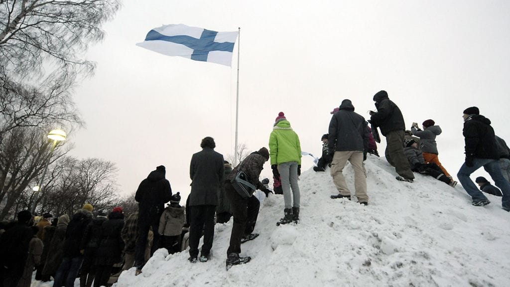 Suomen 95. itsenäisyyspäivän vietto alkoi kello yhdeksältä valtakunnallisella lipunnostolla Tähtitorninmäellä Helsingissä 6. joulukuuta 2012.