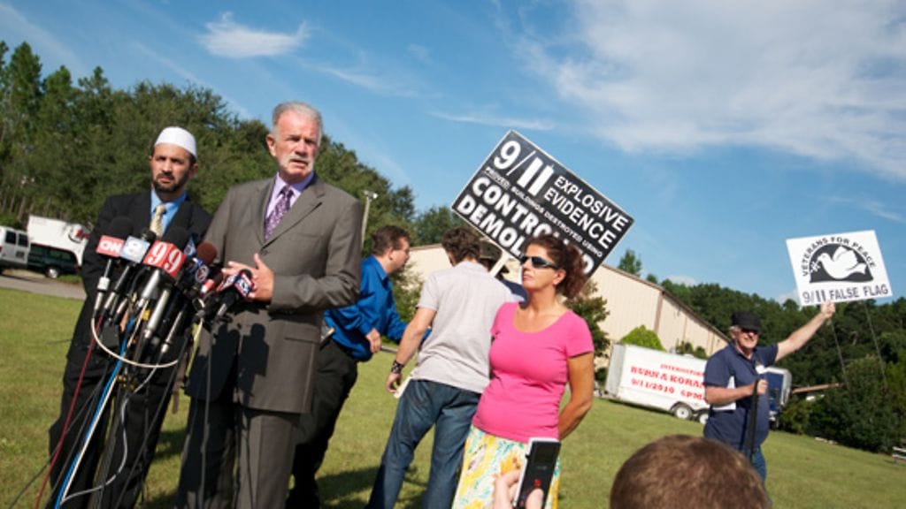 Pastori Terry Jones tukijoukkojensa kanssa Floridassa. EPA