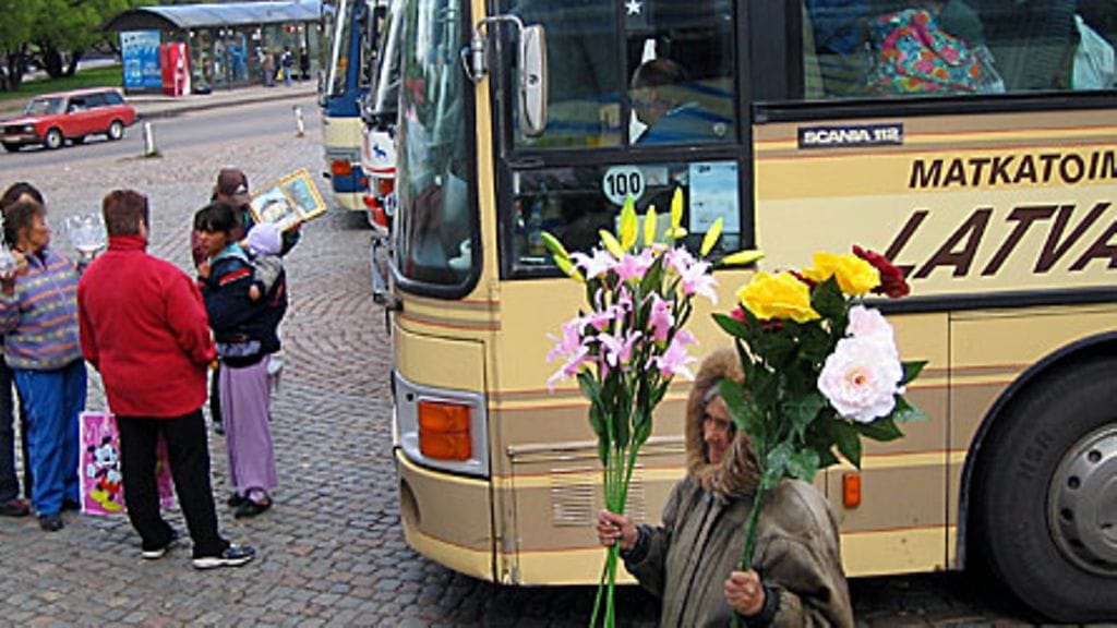 Kaupustelijoita suomalaisten turistibussien ympärillä Viipurin torilla. Kuva: Lehtikuva