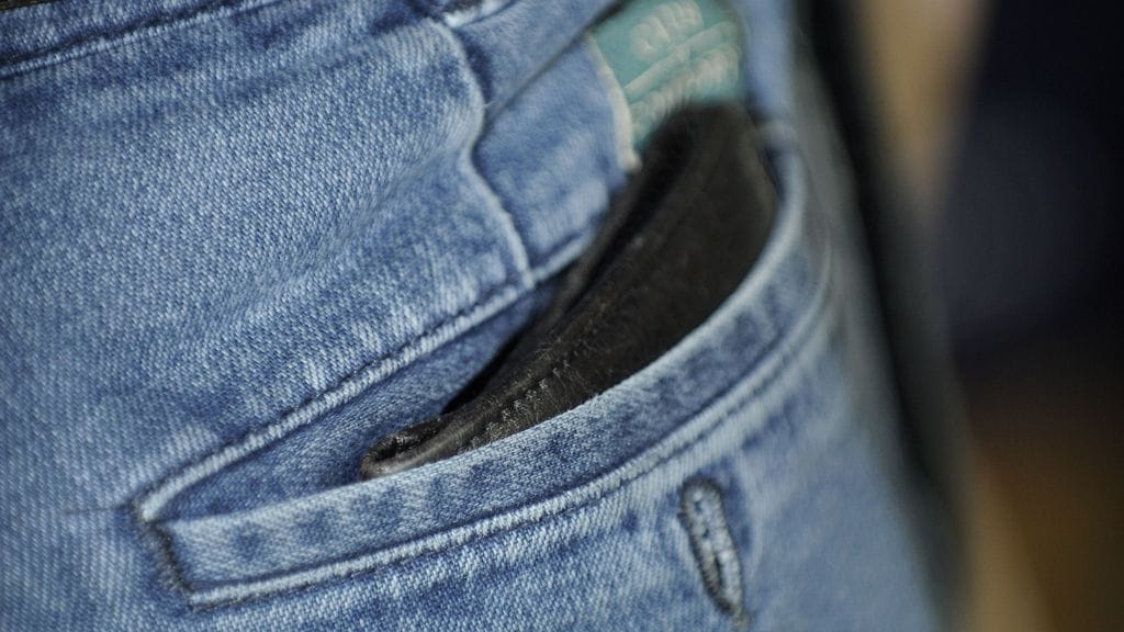 Monelta on viety lompakko tai muuta omaisuutta muun muassa linja-autoon noustessa. Kuvituskuva.