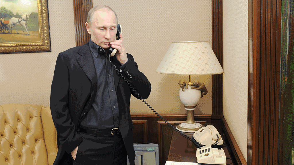 Presidentiksi valittu Vladimir Putin puhelinneuvottelussa 4.3.2012.