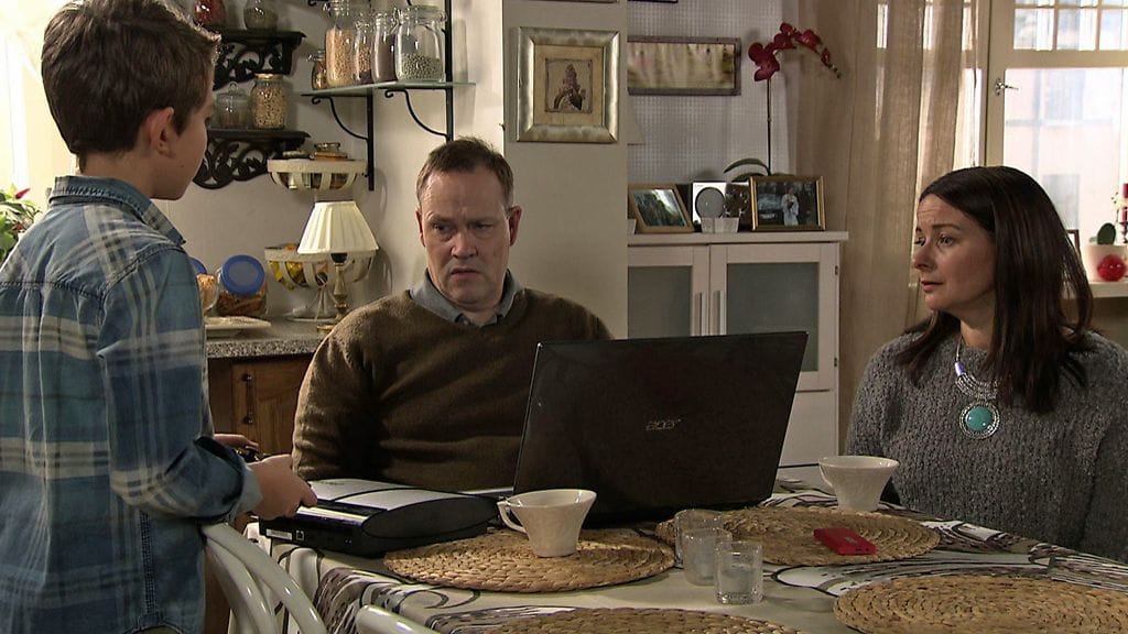 Salatut elämät - Lasse, Paula ja Severi (Timo Jurkka, Johanna Nurmimaa ja Rufus).