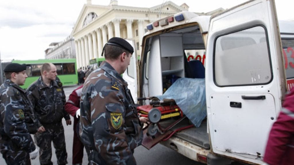 Metroiskun uhria viedään ambulanssiin Valko-Venäjän Minskissä 11.4.2011.