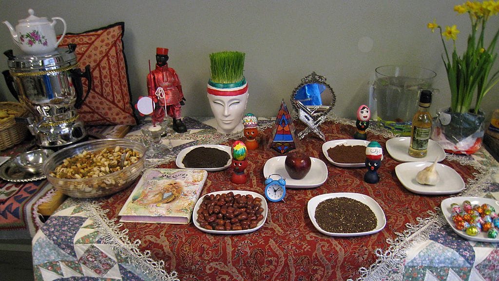 Nouruuz-pöytä eli Haftsin. Pöydässä kaikilla ruokalajeilla ja esineillä on oma merkityksensä.