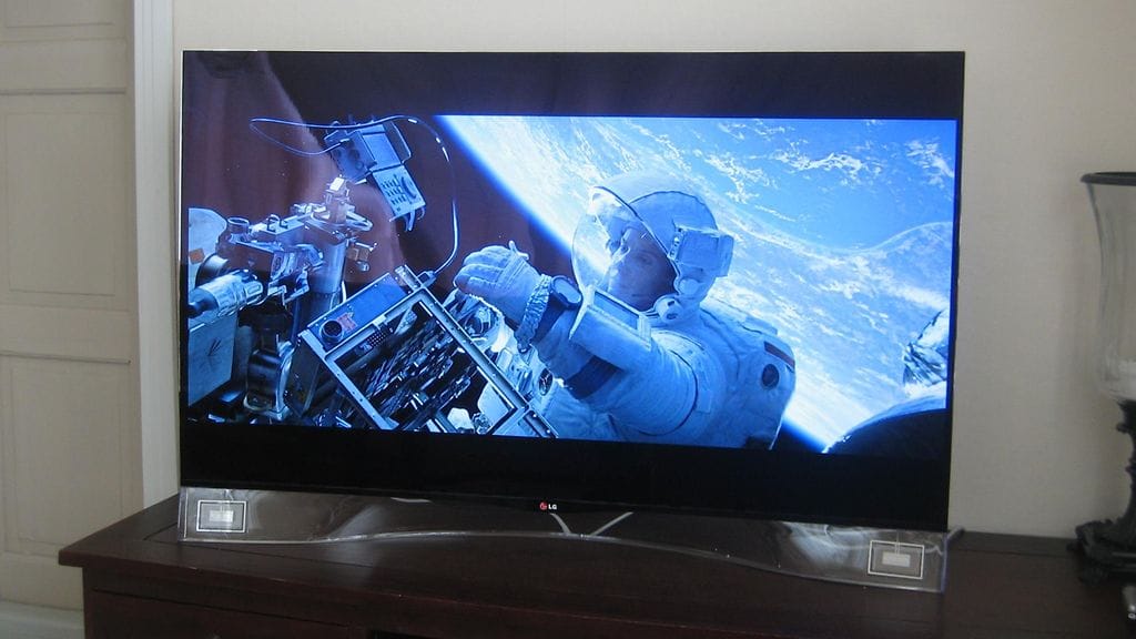 MTV Uutiset kokeili, miten LG:n uusi kaarevalla näytöllä varustettu OLED-televisio toimii arkisessa olohuonekäytössä. Etenkin 3D-materiaalin katselu oli vaikuttava kokemus.