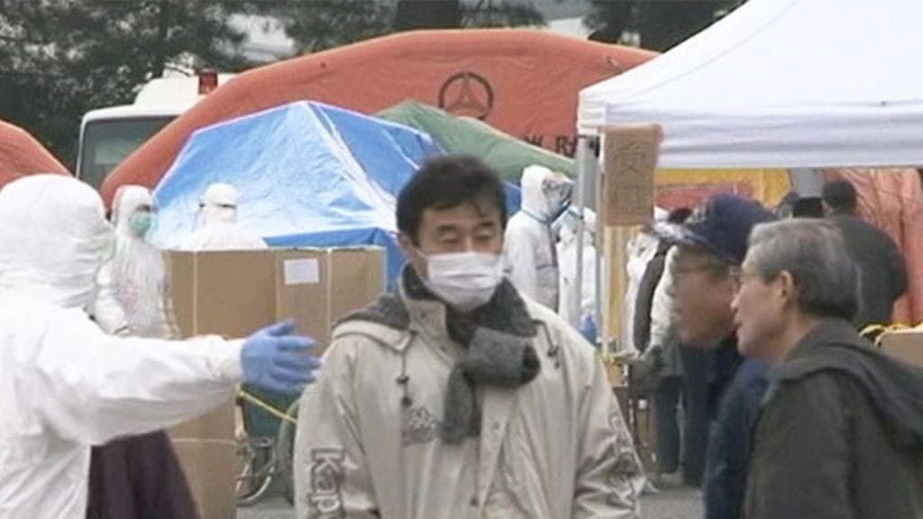 Ydinvoimalan läheisyydestä Koriyamaan evakuoiduille tehdään säteilymittauksia.