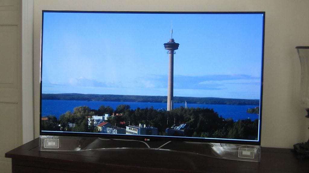 Kyllähän olohuoneessa nököttävällä televisiolla pitää päästä tekemään äänihakuja kotikielellään.