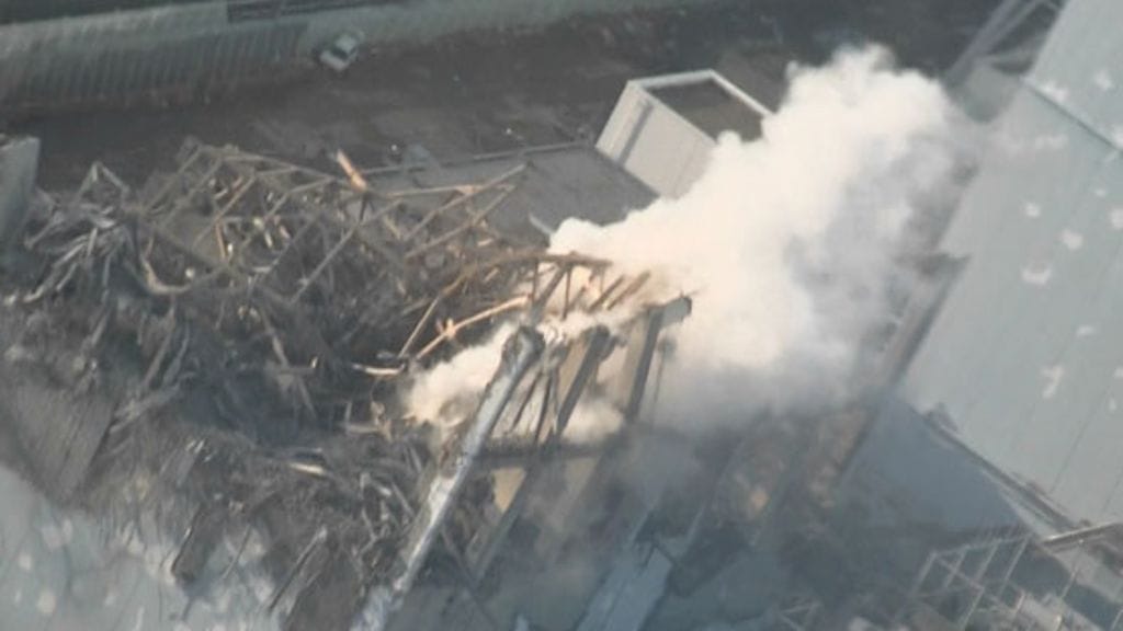 Kolmoisreaktorista nousee höyryä Fukushimassa.