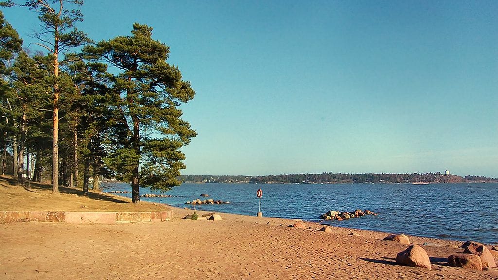 Suosittu Sompasauna siirtyi Mustikkamaan uimarannan kupeeseen.