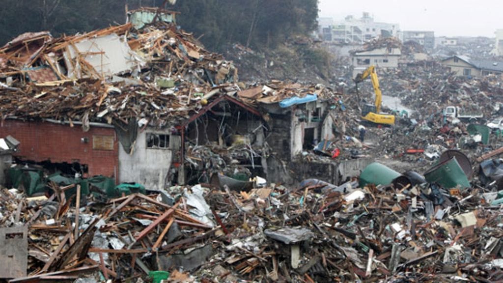 Maanjäristyksen ja tsunmain aiheuttamaa tuhoa yritetään raivata Rikuzentakatan kaupungissa Japanin itärannikolla