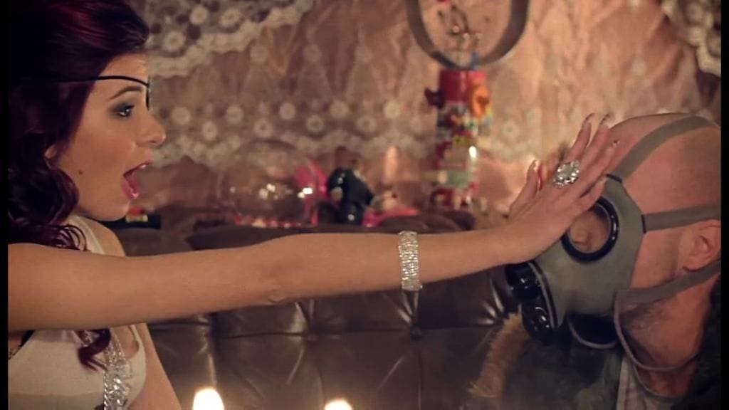 Kuva Mercedes Bentson Personal Raineri -musiikkivideolta.