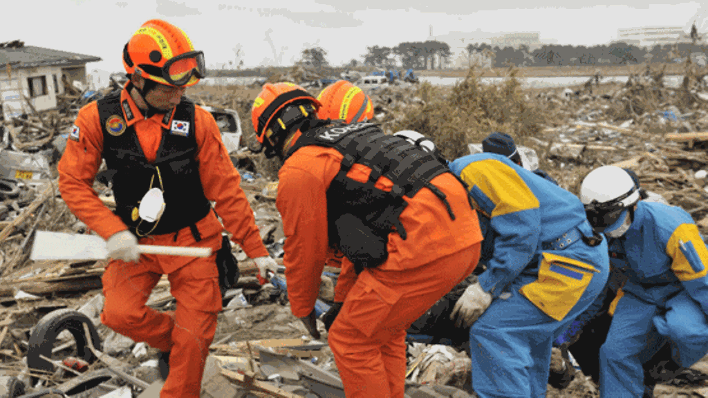Pelastustyöntekijöitä Sendain kaupungissa 15. maaliskuuta 2011. (EPA)
