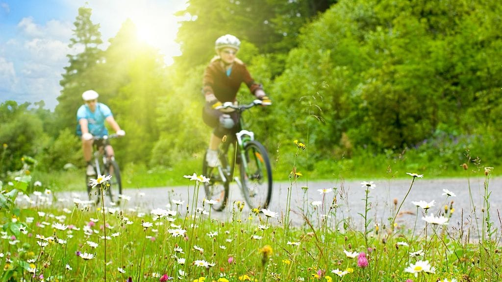 Vauhdikkaasti pyöräillessä kuluu mukavasti kaloreita.