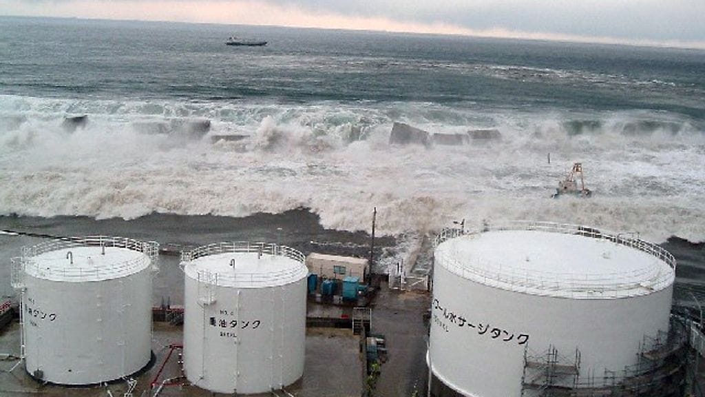 Tsunami vyöryi Fukushiman ydinvoimalaan 11.3.2011.