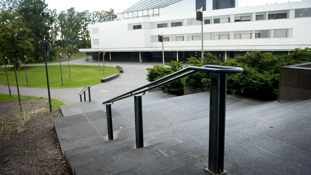 Finlandia-talon ulkokaiteita varastettiin kaksi vuotta sitten. Arkkitehti Alvar Aallon suunnittelemat kaiteet olivat messinkikupariseosta.