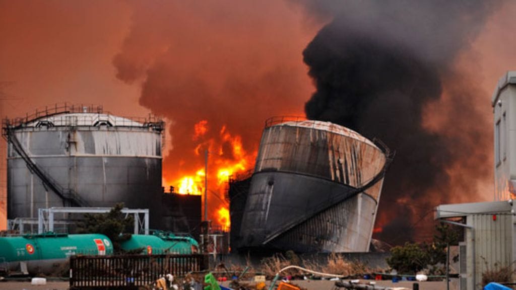 Tuli ja savu nousevat palavasta petroolirikastamosta Miyagin maakunnassa 13.3.2011. Kuva: EPA