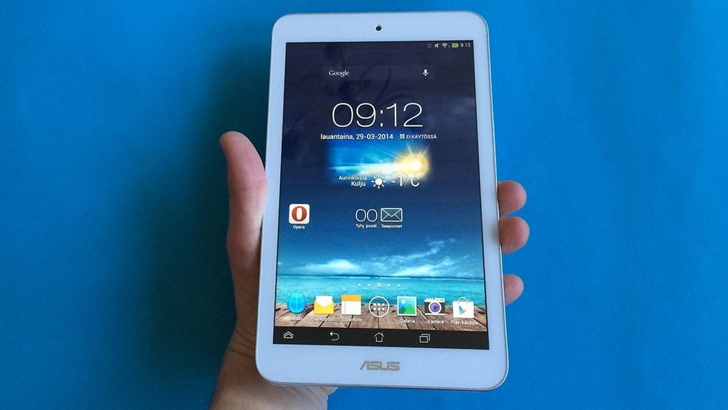 Memo Pad 8:n näytön kehys on sen verran kapea, että laite mahtuu juuri ja juuri kännykän tavoin kämmenelle. Tosin tässä mennään jo niin äärirajoilla, että millikin lisää leveyteen alkaisi olla liikaa.