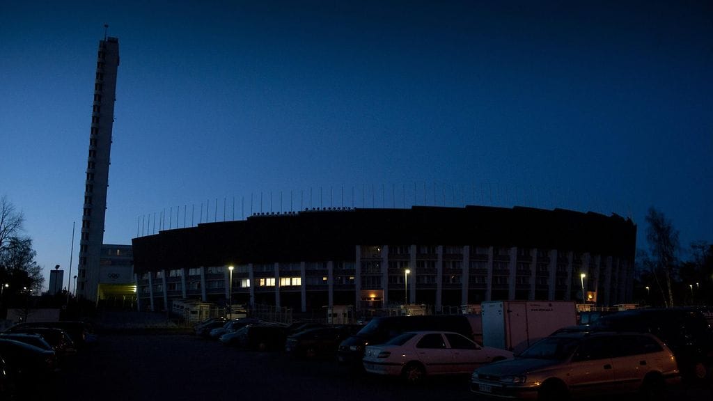 Earth Hour tapahtuman pimentämä Olympiastadionin torni Helsingissä 31. maaliskuuta 2012.