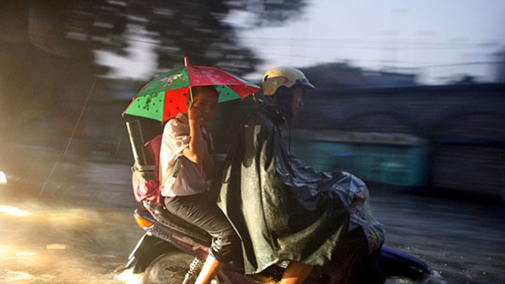 Viime viikonlopun aikana Hanoihin satoi yli puoli metriä vettä. Kuva: EPA