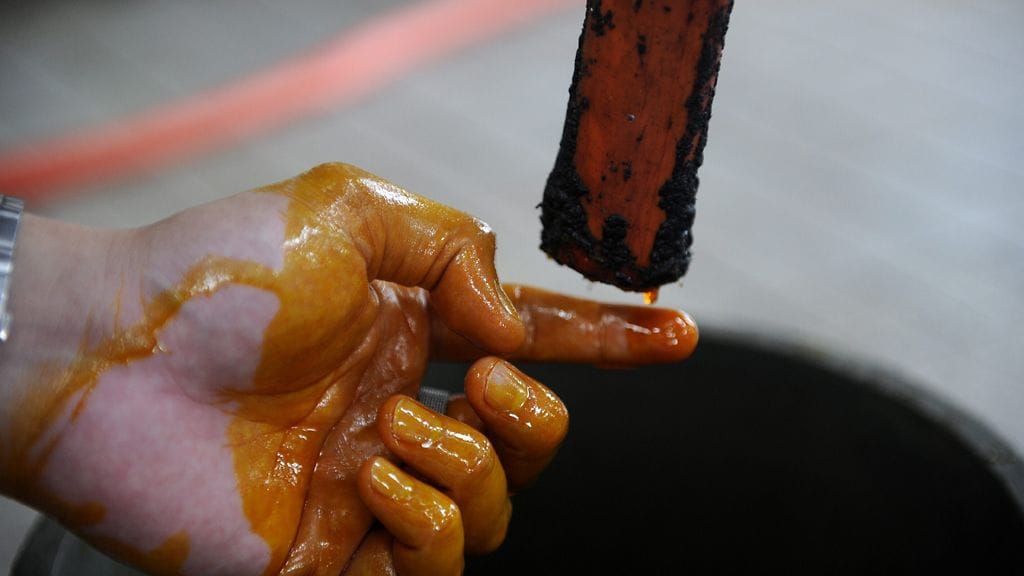 Finnwatch epäilee palmuöljyn tuotannossa pakkotyötä muistuttavia työoloja. Kuvassa valmista palmyöljyä tippuu IOI Groupin puristamon hanasta Malesiassa 9.3.2011.