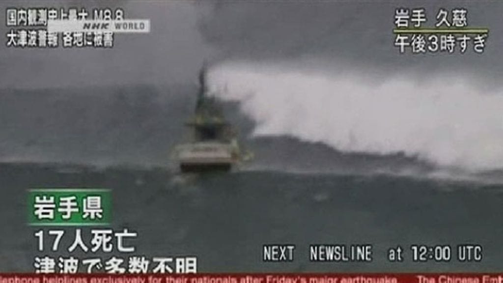 Laiva kamppailemassa tsunamin kourissa