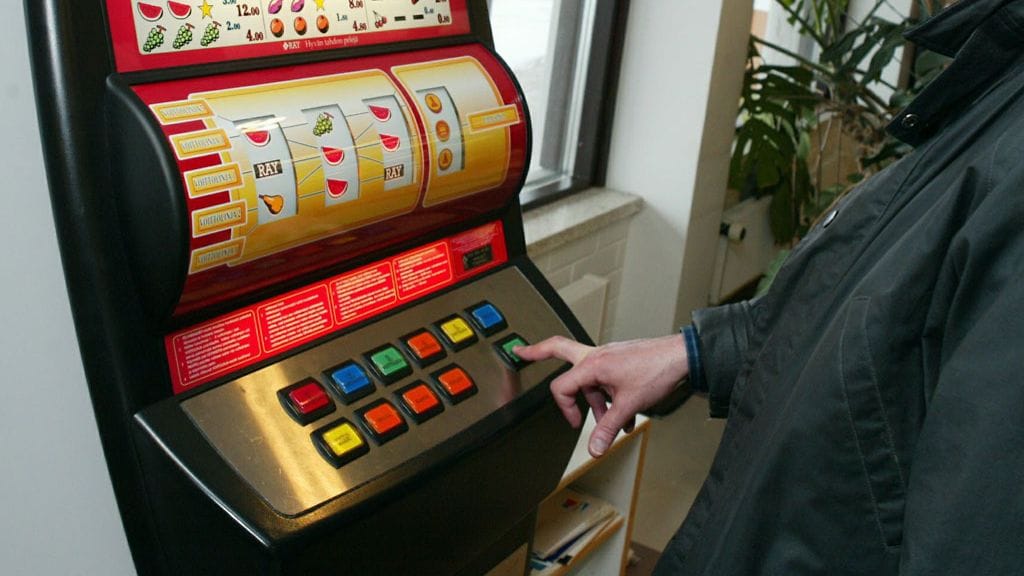 Kolikkopelit koukuttivat Kalevin nopeasti. Kuvituskuva.