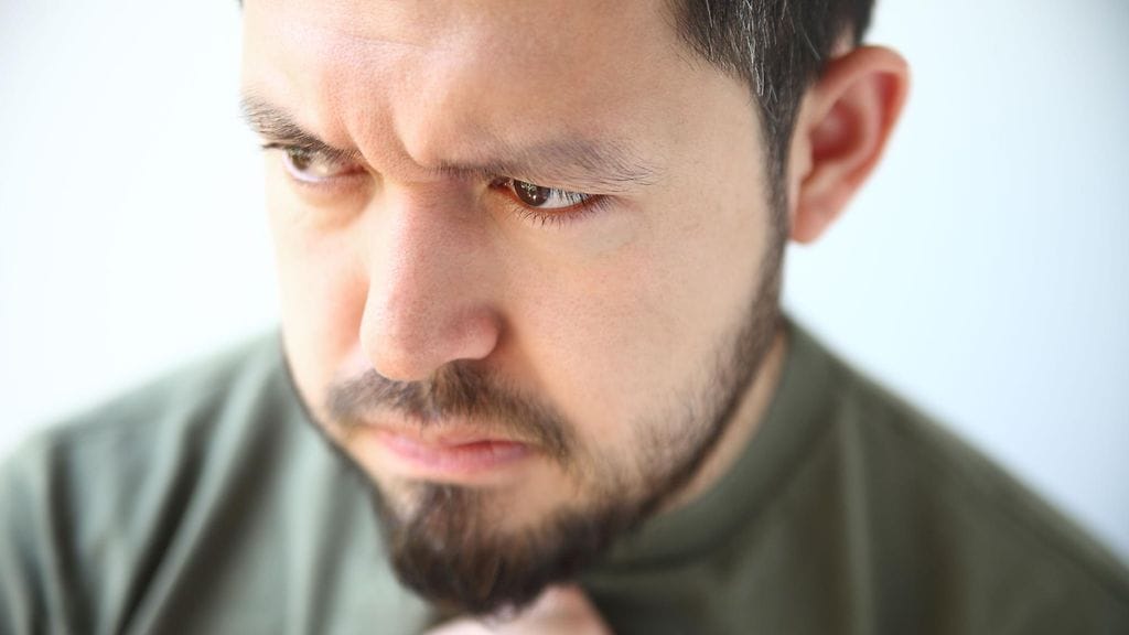 Vaikeudet hymyilemisessä ja puheen tuottamisessa voivat olla merkkejä aivoinfarktista. Kuvituskuva.