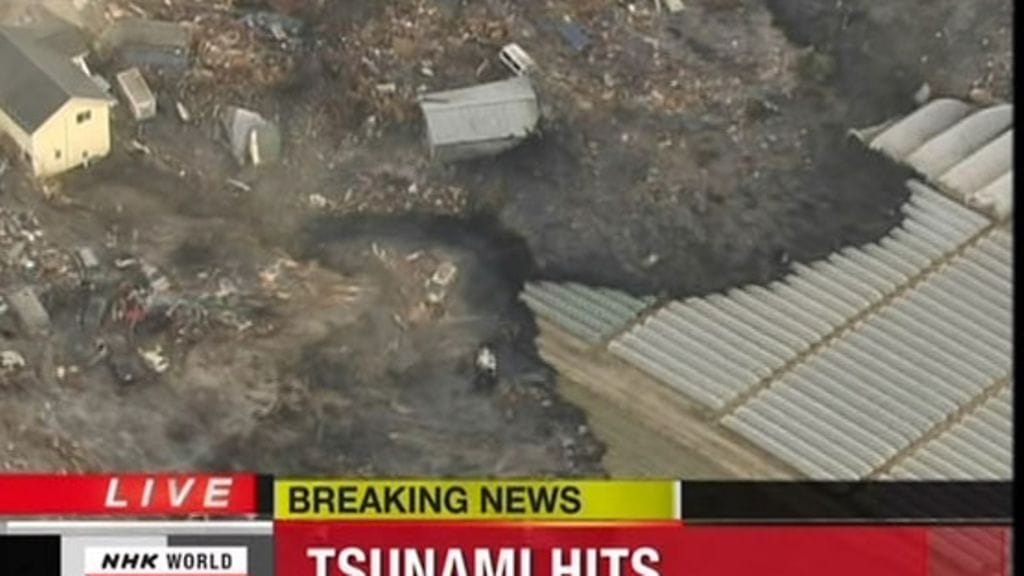 Tsunami tuo mutaa ja rojua Sendain kaupunkiin 11.3.2011. Kuva: NHK/All Over Press