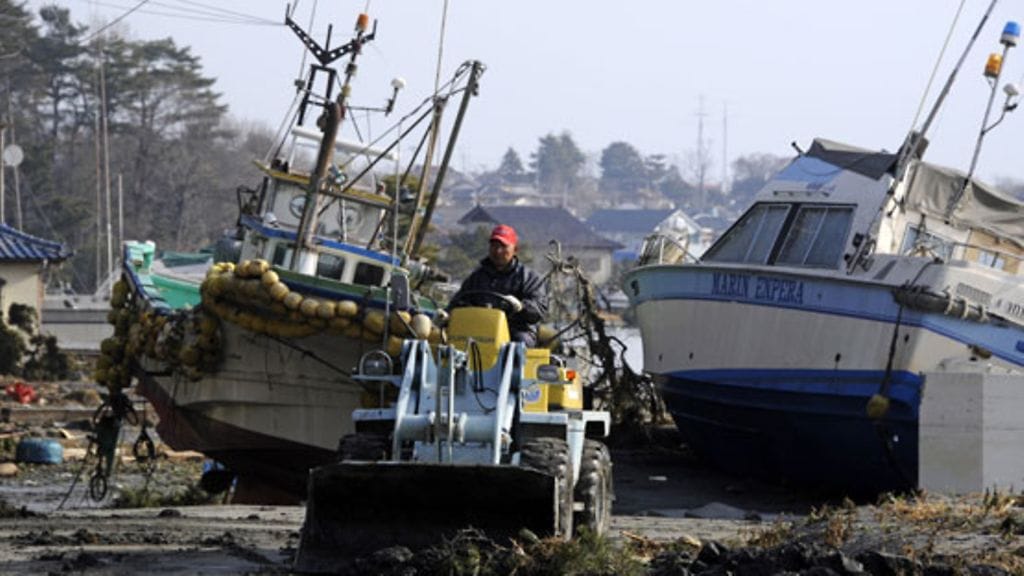 Tsunamin ja maanjäristyksen tuhoja raivataan Soman kaupungissa Fukushiman maakunnassa.