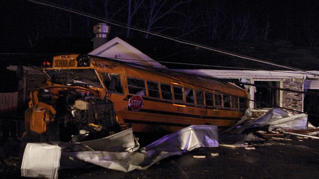 Tornado oli lennättänyt koulubussin rakennuksen seinästä sisään Henryvillessä Indianassa.