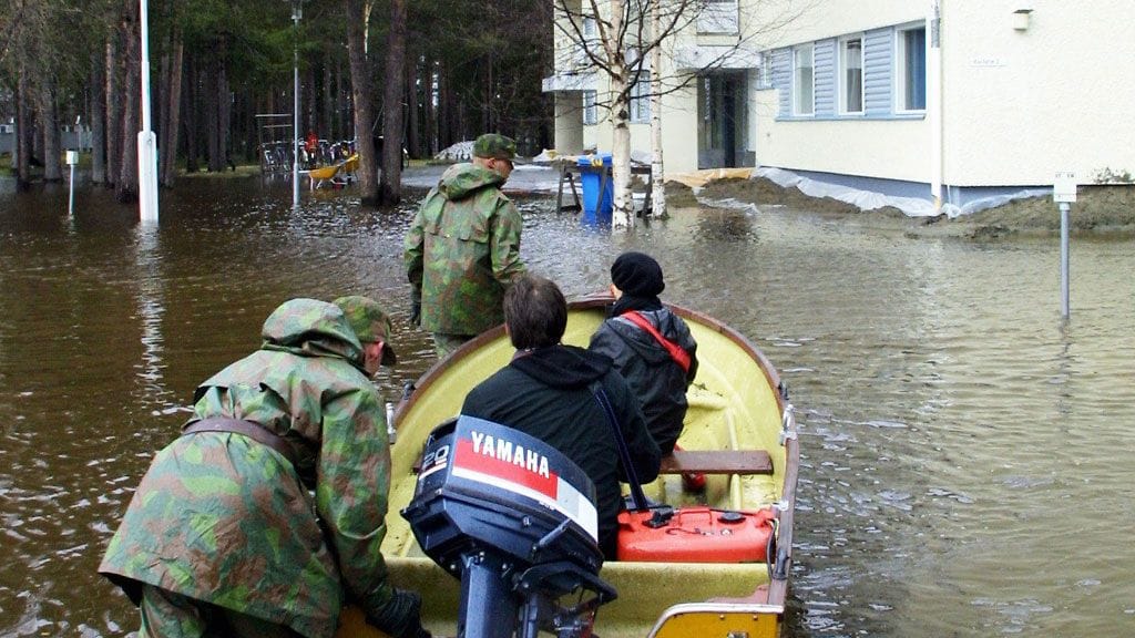 Ennätystulvaan noussut Ounasjoki saartoi rakennuksia Kittilän kirkonkylällä 2005. Veneen ja armeijan voimin jouduttiin Kittilässä ylittämään kerrostalon pihaa.