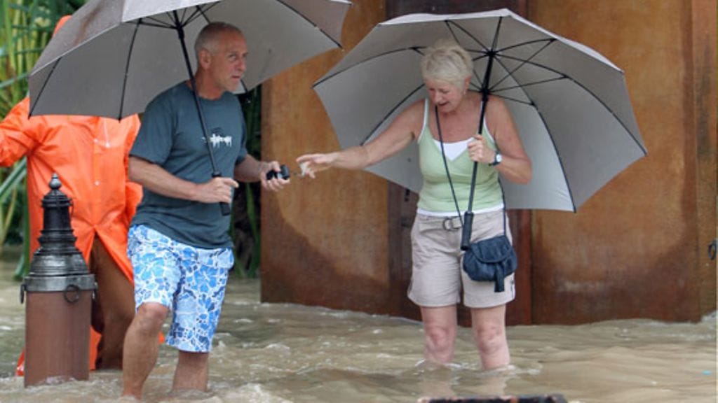 Ulkomaiset turistit kahlasivat tulvavedessä Koh Samuilla Thaimaassa 28.3.2011.