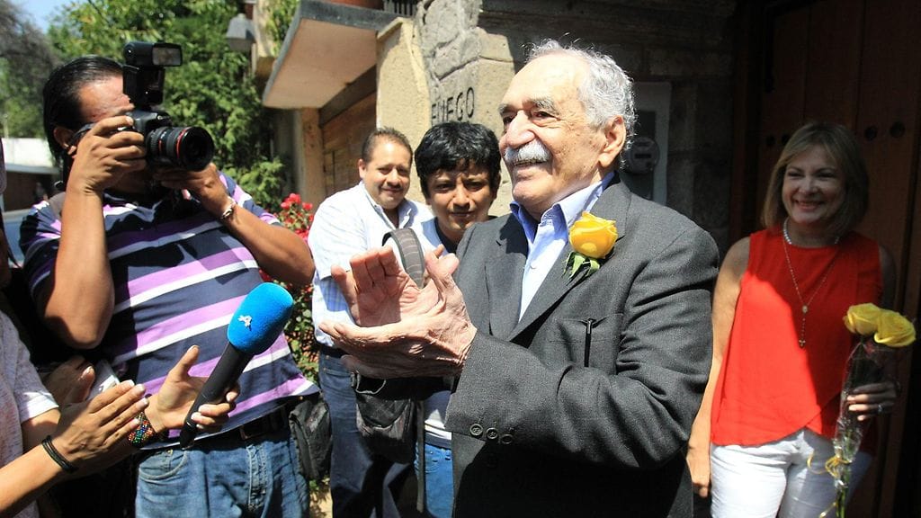 Maailmankuulu kirjailija Gabriel Garcia Marquez tervehti toimittajia kotinsa edustalla 6. maaliskuuta 2014.