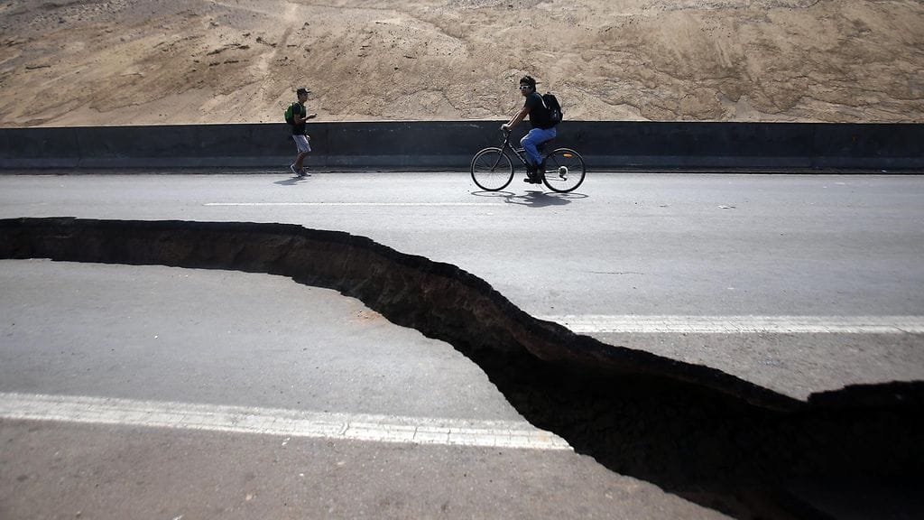 Vuoden 2014 maanjäristyksen aiheuttama halkeama Iquiquen ja Alto Hospicion välisellä tiellä Chilessä 3. huhtikuuta 2014.