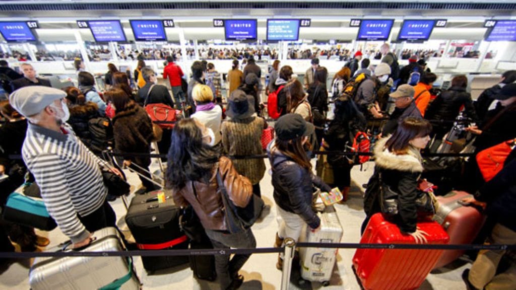 Ihmisiä jonottamassa Tokion ulkopuolella sijaitsevassa Naritan lentokentällä 17. maaliskuuta 2011. (EPA)