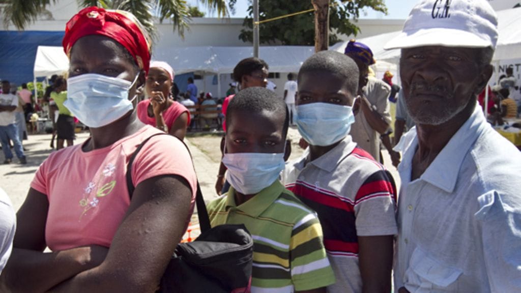 Haitilaisia jonottomassa sairaalaan St. Marcissa. EPA