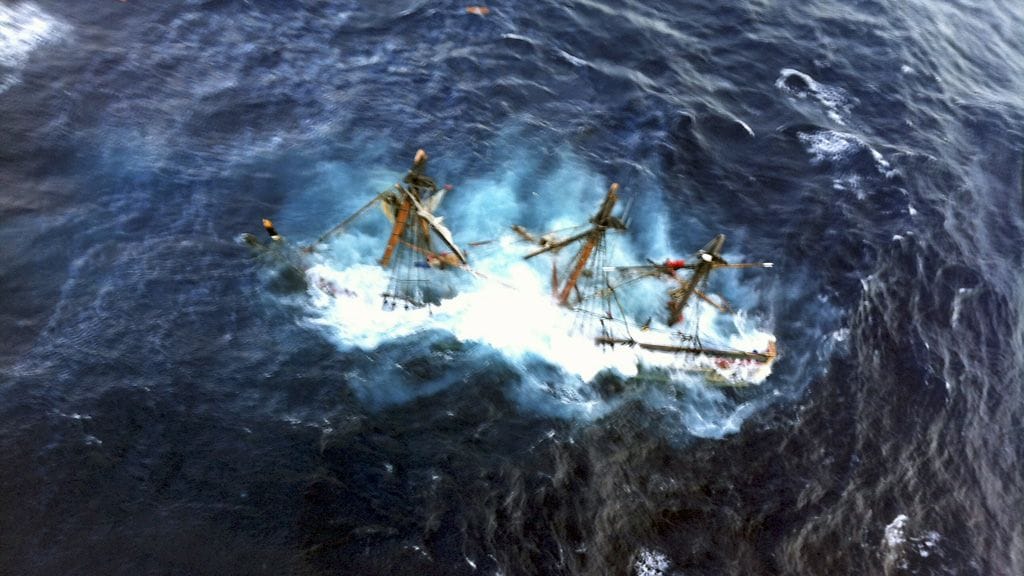 Yhdysvaltain rannikkovartioston kuvaa uppoavasta HMS-Bounty -purjelaivasta.