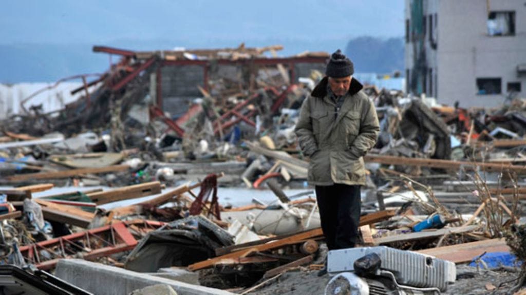 Japanilaismedian mukaan yli 40 000 ihmisen kohtalo on yhä täysin pimennossa luonnonkatastrofin jäljiltä. (EPA)