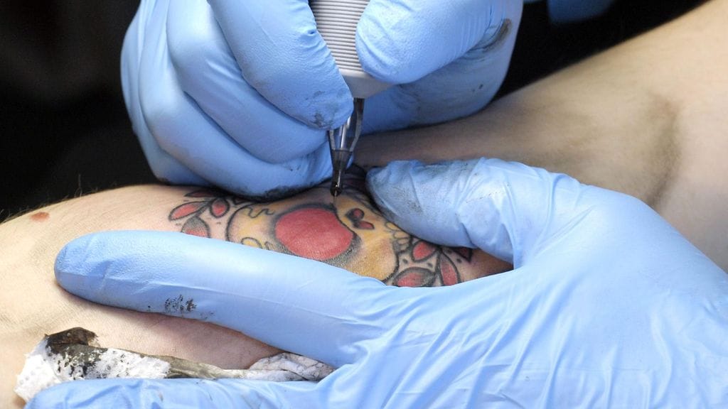 Tatuoinnin voi teettää tatuointiliikkeessä, mutta liikkeenkin täytyy käyttää tatuoinnin poistossa terveydenhoitoalan ammattilaista.