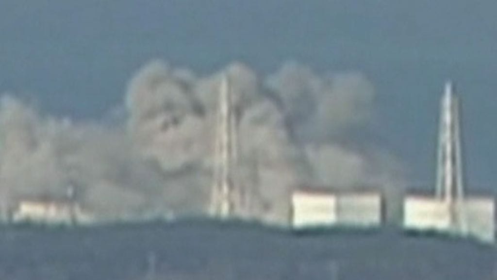 Räjähdys on vahingoittanut Fukushiman ydinvoimalan seiniä ja kattoa.