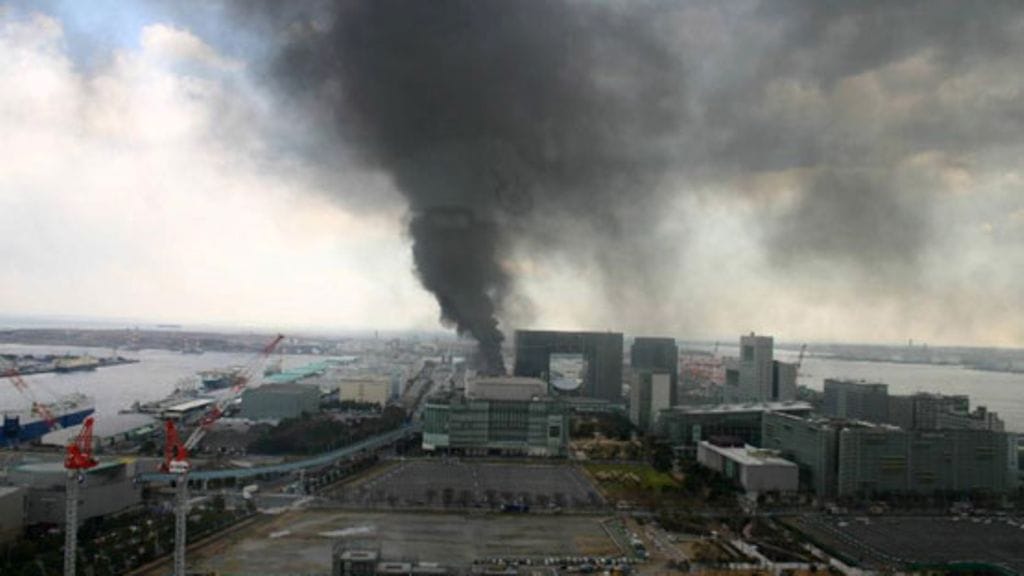 Savu nousee Tokion keskustasta. Maanjäristys on aiheuttanut useita tulipaloja 11.3.2011.