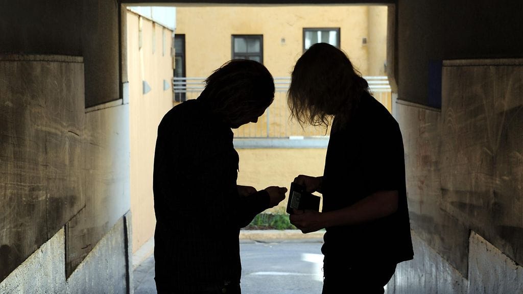 Lardot pitää mahdollisena, että uusien maahantulijoiden joukossa olevat rikolliset lähtevät jossain vaiheessa hakemaan osuuttaan huumekaupasta. Kuvituskuva.